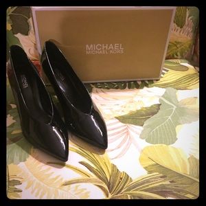 Micheal Kors Lizzy Mid Pump Patent Size 6.5
